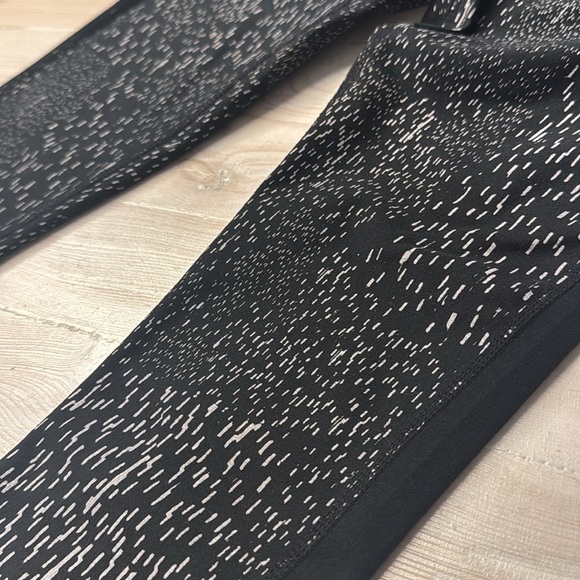 Women's Black Patterned Leggings - Picture 4 of 6